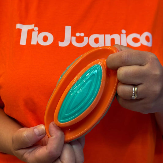 Brinquedo Bola de Rugby Pet Tioeasy™ com Apito, Borracha Premium 3D, Resistente e Massageadora para Cães