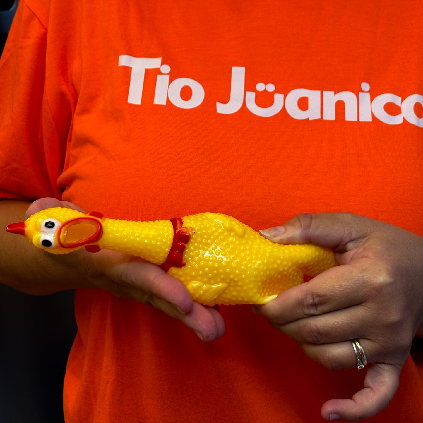 Brinquedo Frango de Borracha Pet Gritão Tioeasy™ com Som Alto, Resistente e Atóxico