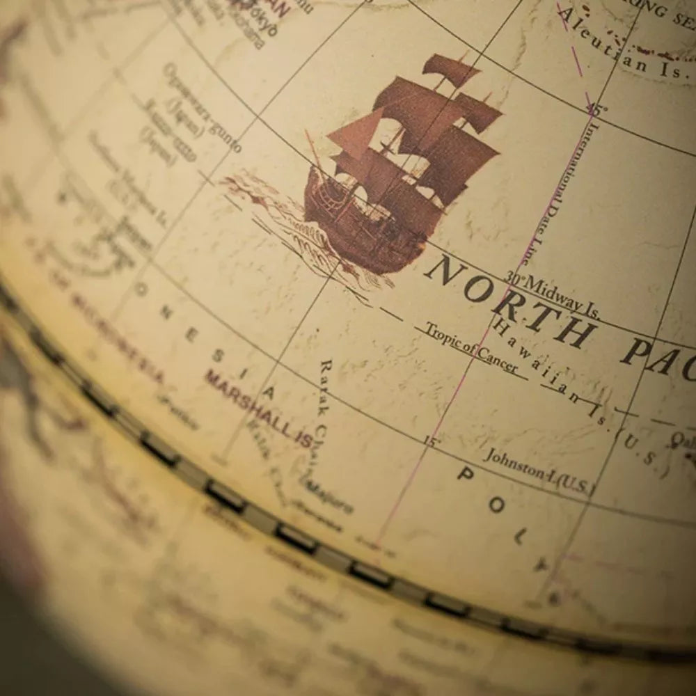 Globo Terrestre em Madeira Tioarts™ - Elegância Artesanal