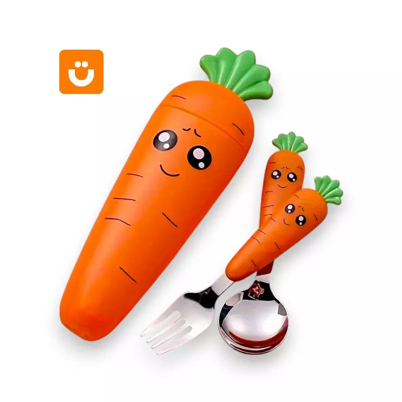 Kit Talheres Cenourinha Tioeasy™ — Colher e Garfo Inox com Cabo Divertido