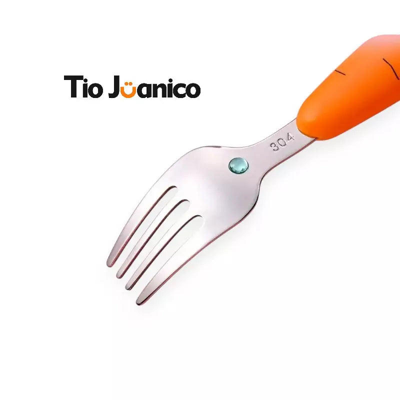 Kit Talheres Cenourinha Tioeasy™ — Colher e Garfo Inox com Cabo Divertido