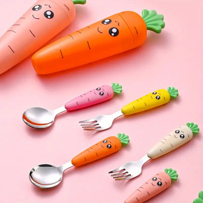 Kit Talheres Cenourinha Tioeasy™ — Colher e Garfo Inox com Cabo Divertido