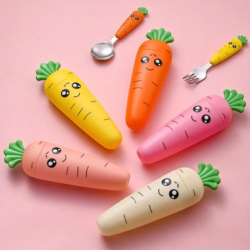 Kit Talheres Cenourinha Tioeasy™ — Colher e Garfo Inox com Cabo Divertido