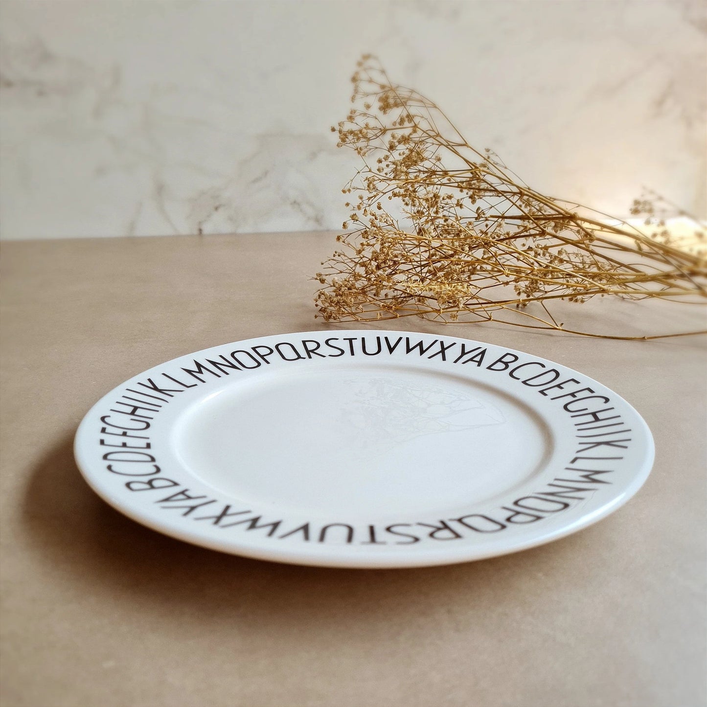 Prato Decorativo ABC Tioeasy™ — Estilo, Diversão e Aprendizado na Mesa