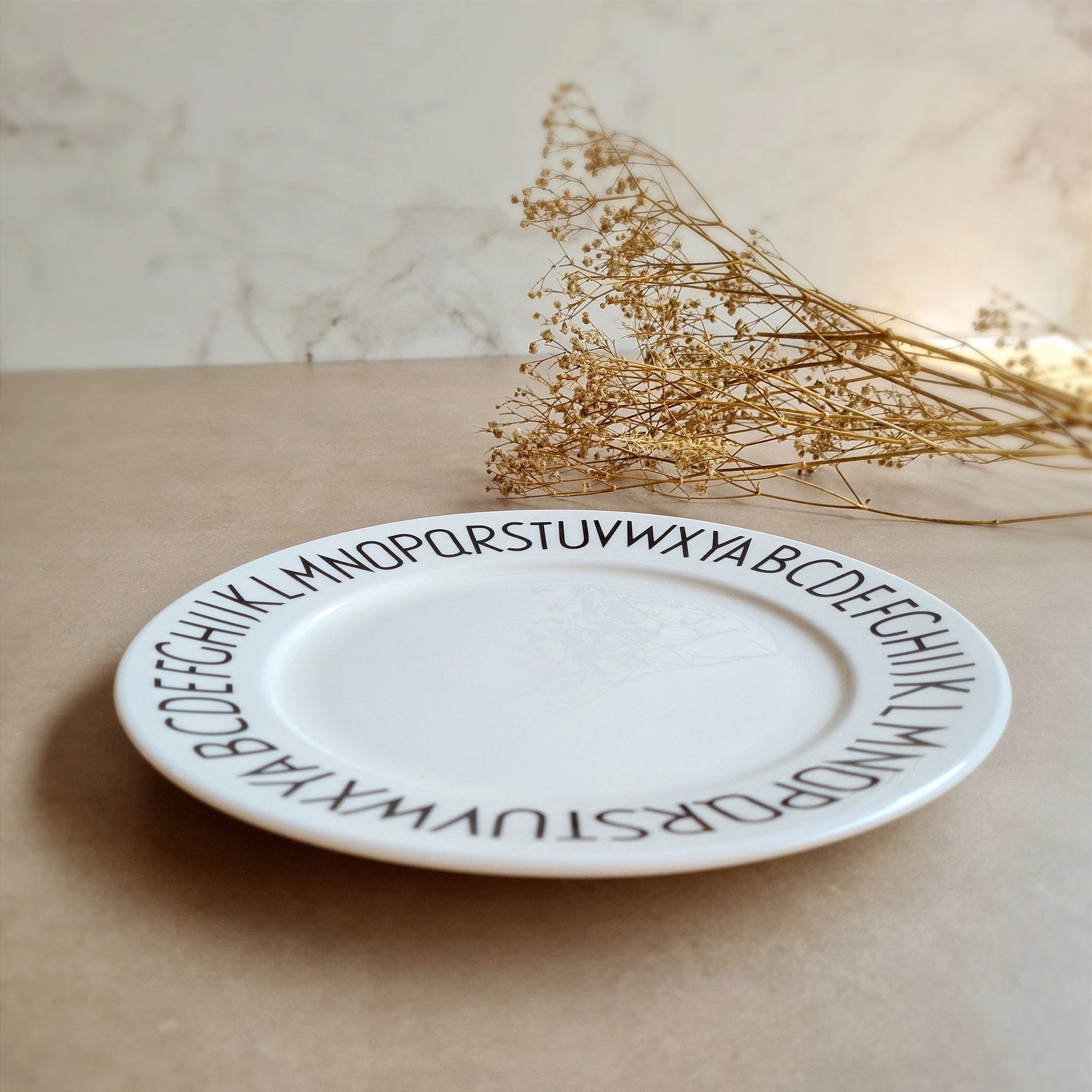 Prato Decorativo ABC Tioeasy™ — Estilo, Diversão e Aprendizado na Mesa