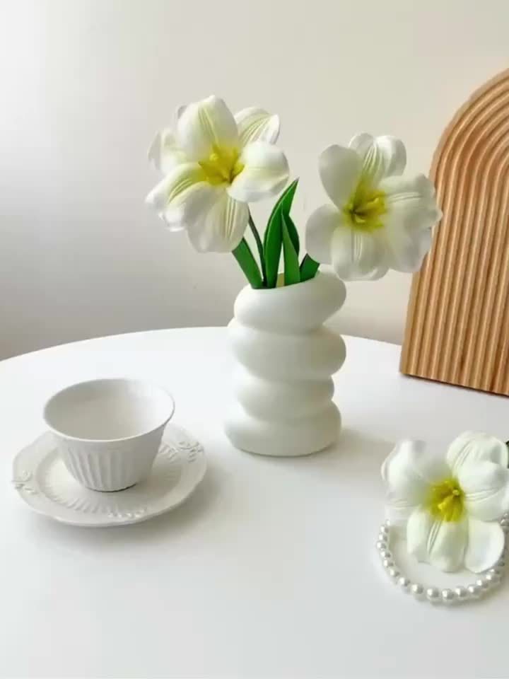 Modern Spiral Round Vase - Plastic Material, Nordic Style Aesthetic Decoration, Suitable for Flower Arrangement, Suitable for Home, Living Room, Bedroom Decoration, Festival Decoration, White and Green Available